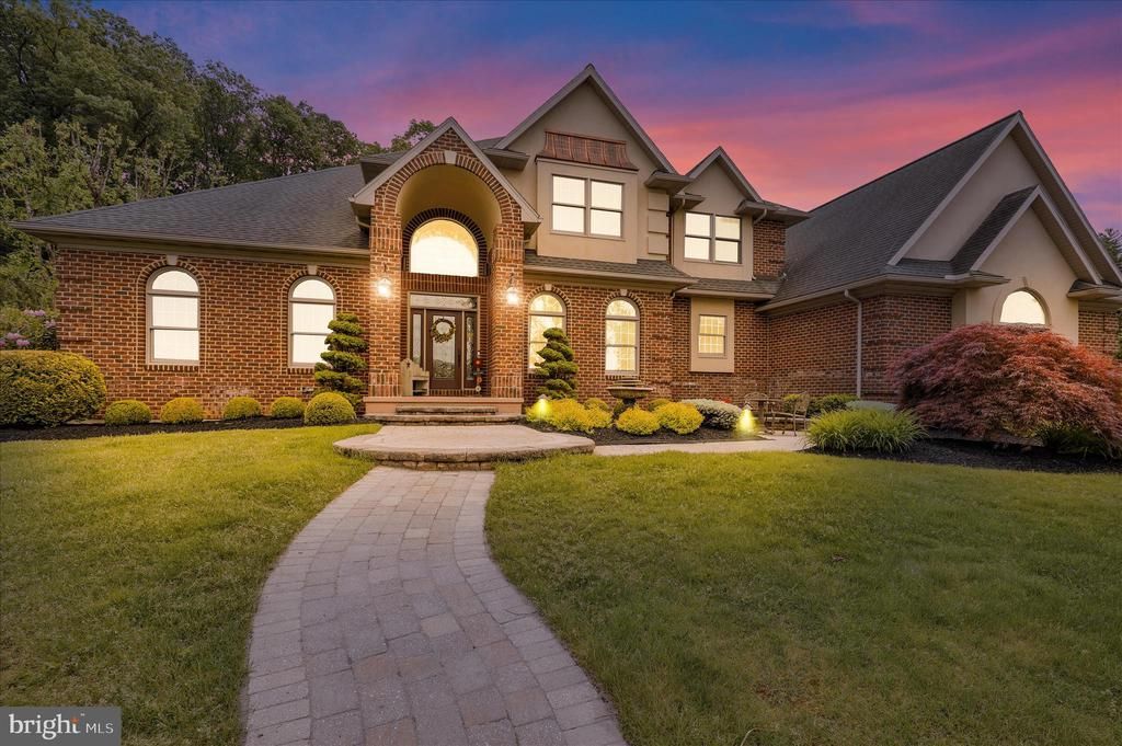 212 HILLVIEW CIRCLE , LEESPORT, PA 19533