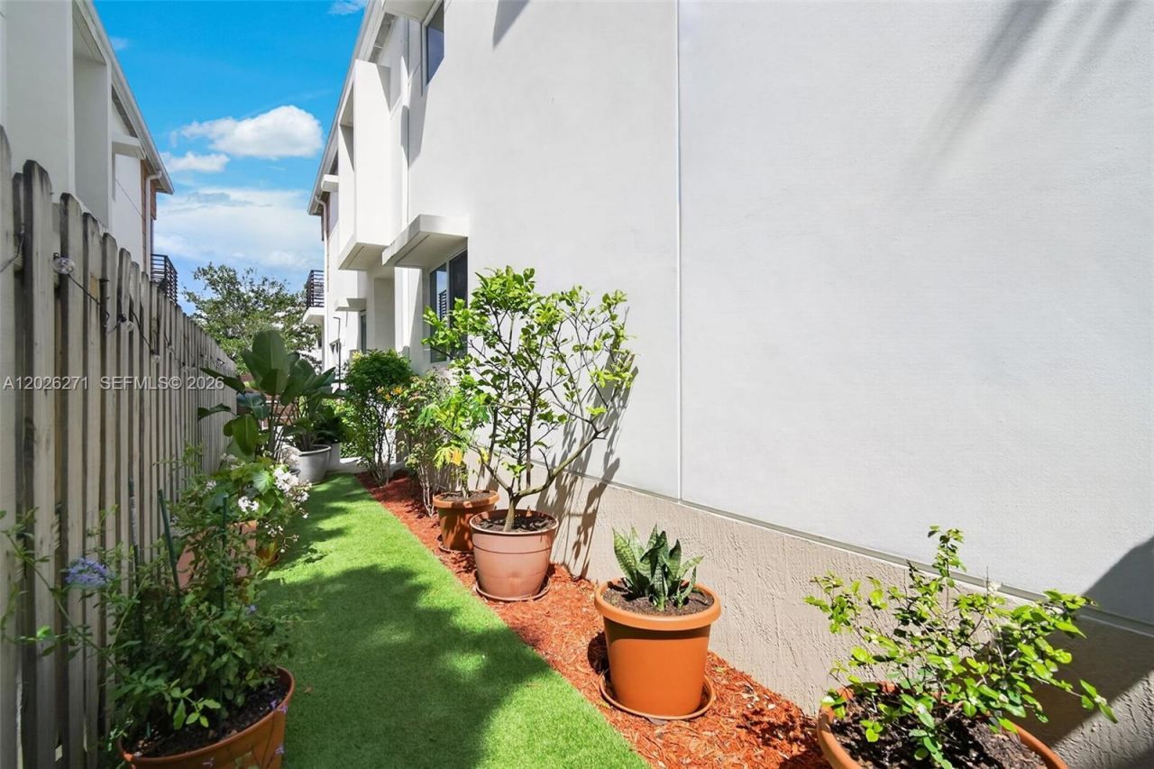 560 SW 6th Ave , Fort Lauderdale, FL 33315 Photo