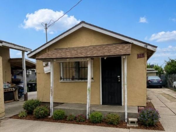 828 E 6th Street , Pomona, CA 91766