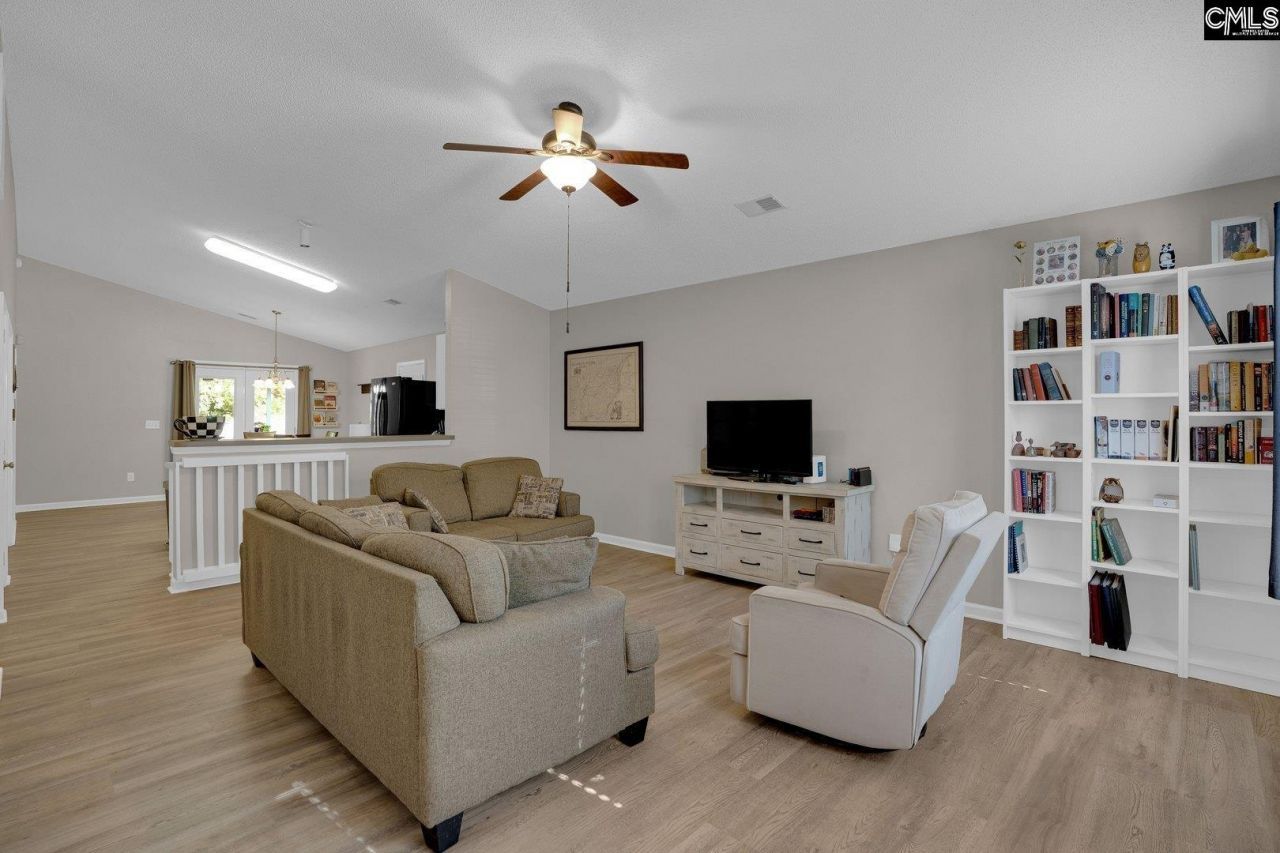 559 Foxstone Drive Photo 4