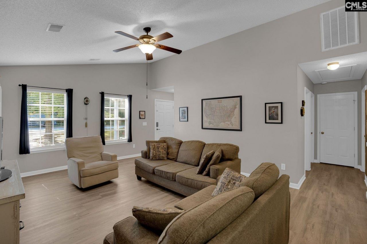 559 Foxstone Drive Photo 6