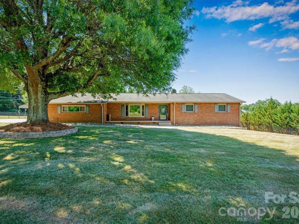 226 28th Avenue Place NE, Hickory, NC 28601
