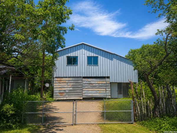 33 Jason Ave, Knippa, TX 78870