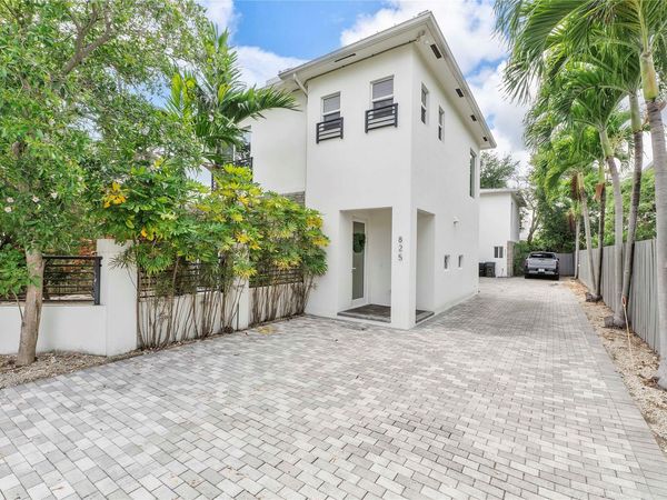 825 NE 17th Way, Fort Lauderdale, FL 33304