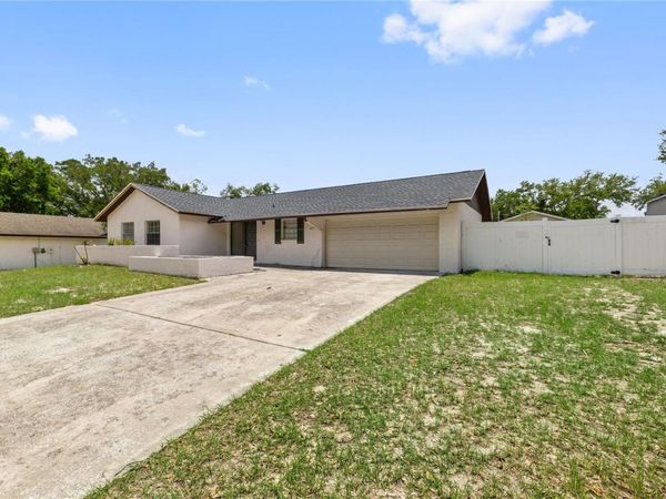 8517 RENALD BOULEVARD , TAMPA, FL 33637