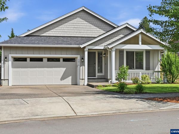 1075 Sage St, Silverton, OR 97381