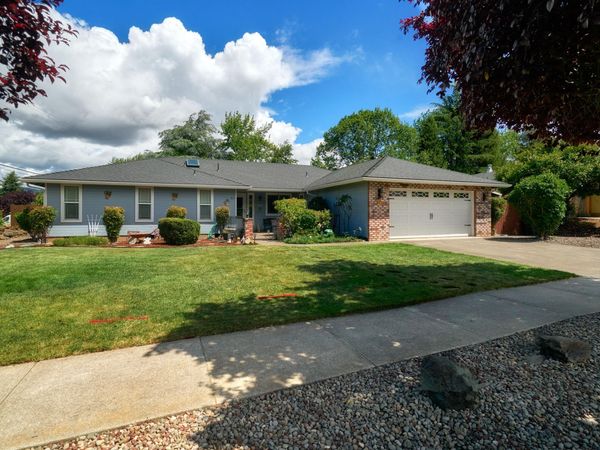 911 La Loma Drive, Medford, OR 97504