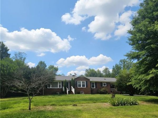 1129 Ziglar Road , Winston-Salem, NC 27105
