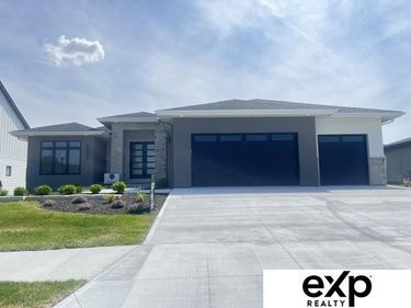 19009 Hackberry Drive , Gretna, NE 68028