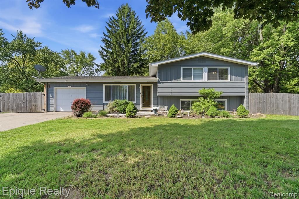 5370 Oaktree Court, Flint Township, MI 48532 Main Photo