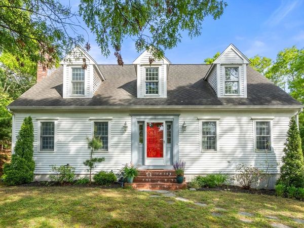 8 Friendship Ln, Bourne, MA 02532