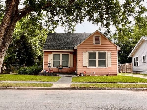 211 W College Street , Seguin, TX 78155