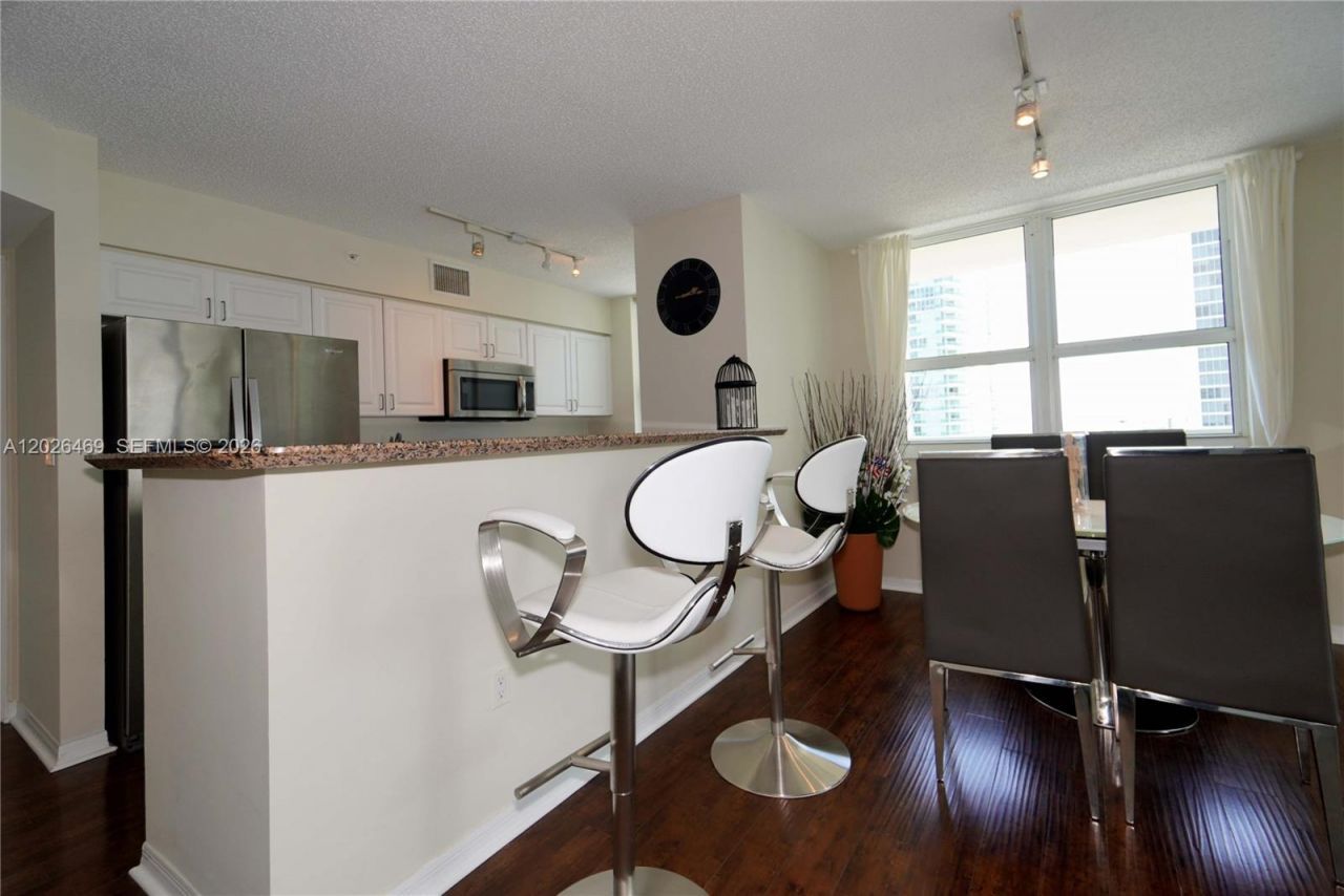 1155 Brickell Bay Dr, Unit 3301, Miami, FL 33131 Photo