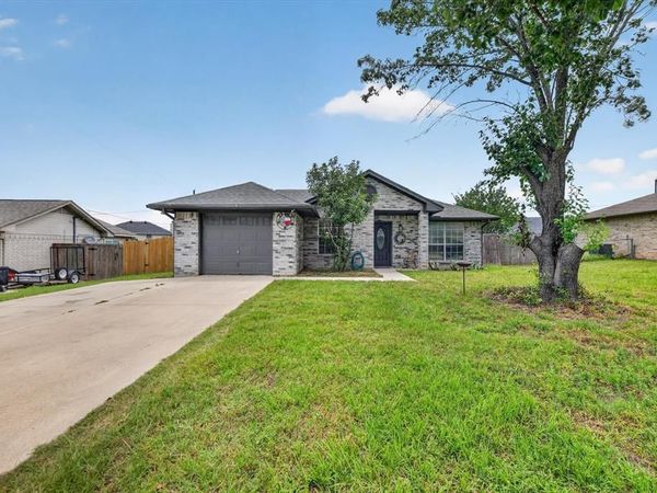 724 Oak Park Drive, Azle, TX 76020