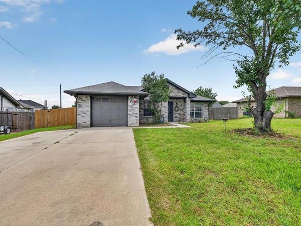 724 Oak Park Drive, Azle, TX 76020