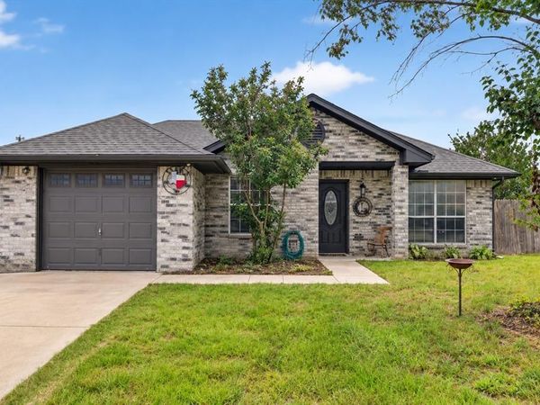 724 Oak Park Drive, Azle, TX 76020