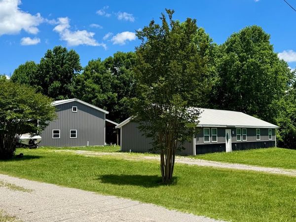 1025 Center Ln, Byrdstown, TN 38549