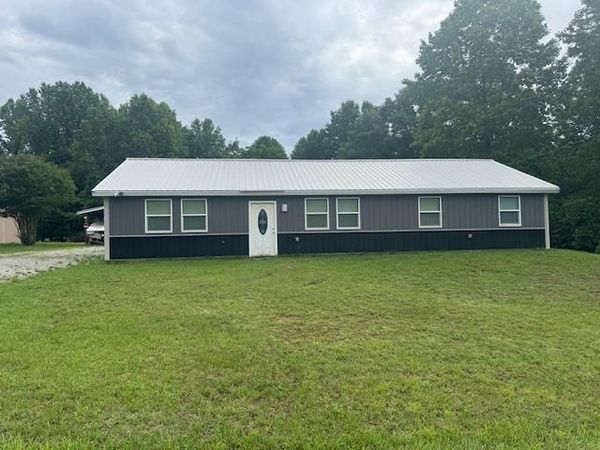1025 Center Ln, Byrdstown, TN 38549