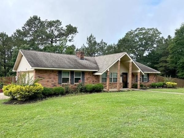 502 SE Pinewood Dr., Magee, MS 39111