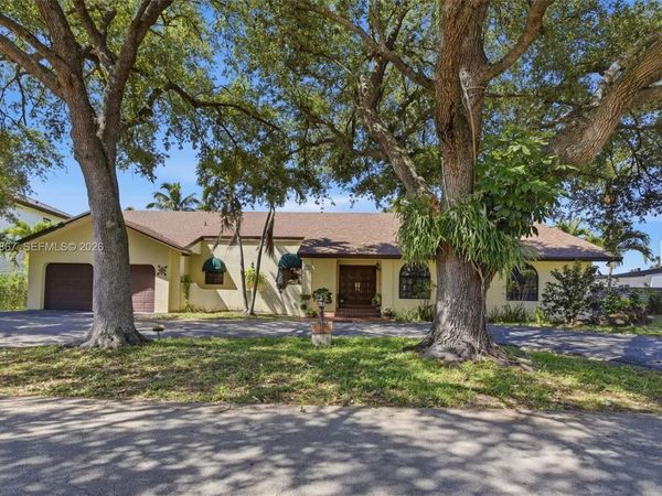 7200 N Oakmont Dr , Hialeah, FL 33015