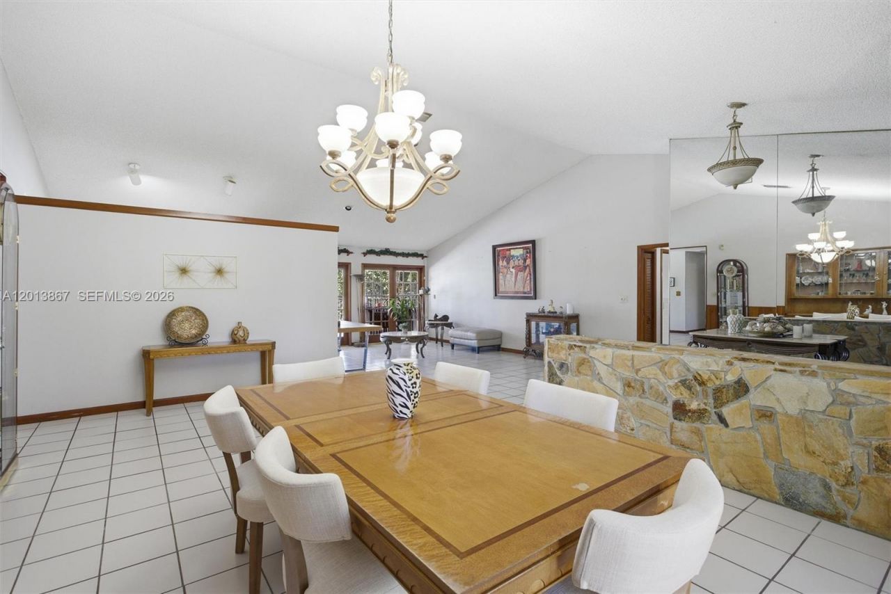 7200 N Oakmont Dr , Hialeah, FL 33015 Photo