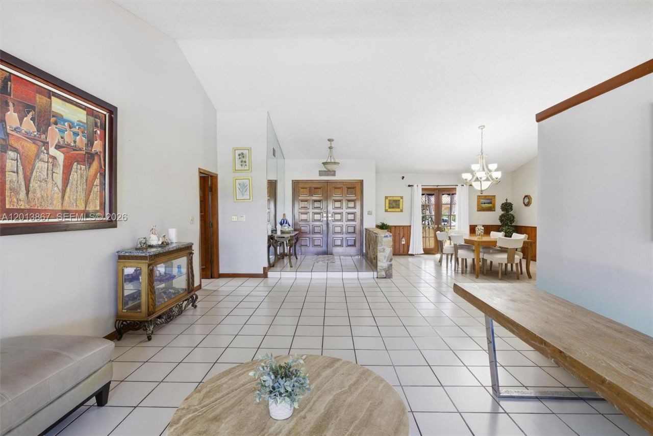 7200 N Oakmont Dr , Hialeah, FL 33015 Photo