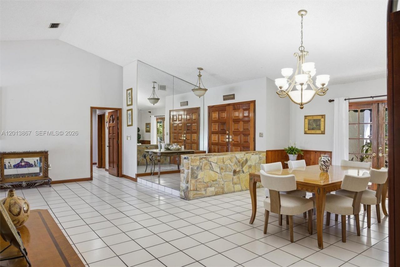 7200 N Oakmont Dr , Hialeah, FL 33015 Photo