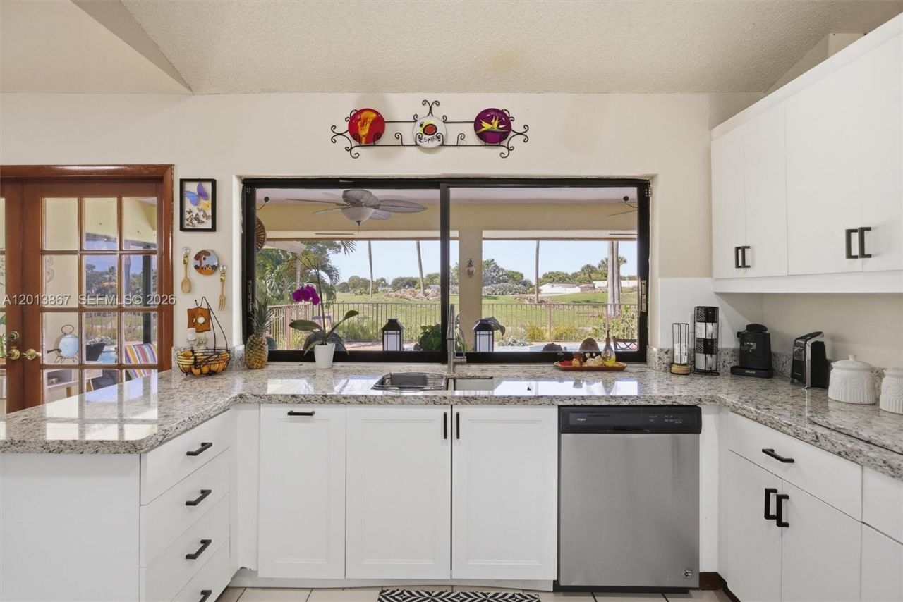 7200 N Oakmont Dr , Hialeah, FL 33015 Photo