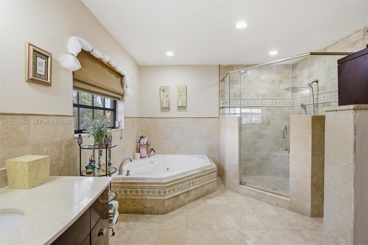 7200 N Oakmont Dr , Hialeah, FL 33015 Photo