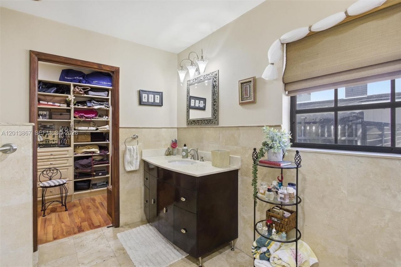 7200 N Oakmont Dr , Hialeah, FL 33015 Photo