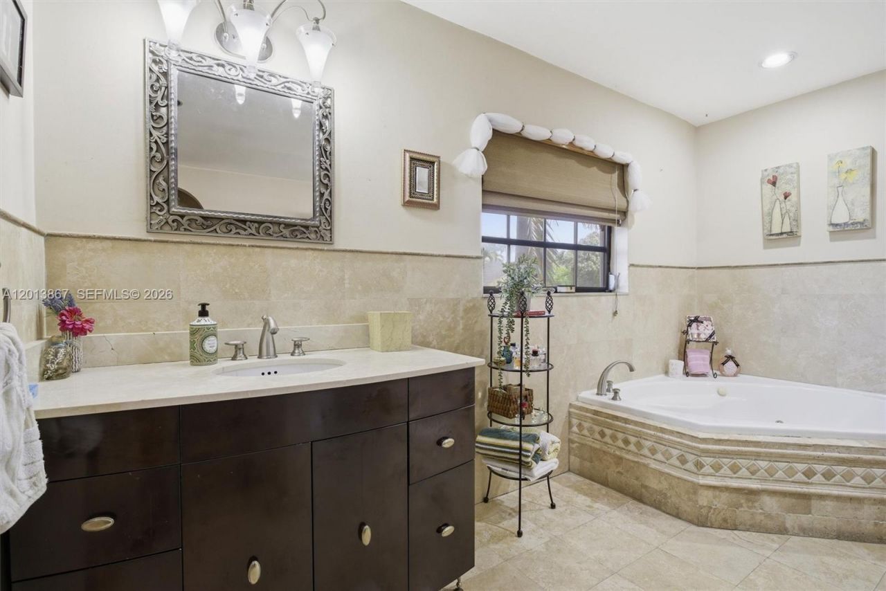 7200 N Oakmont Dr , Hialeah, FL 33015 Photo
