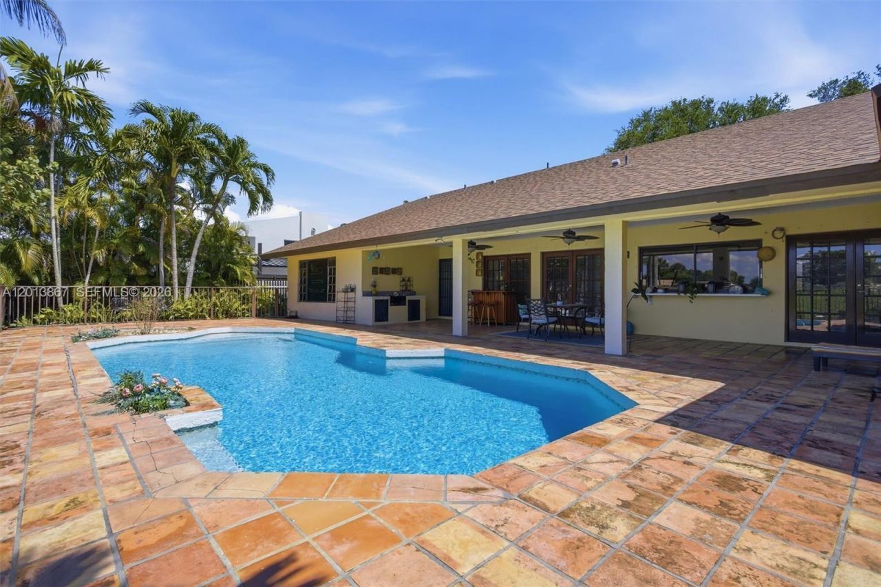 7200 N Oakmont Dr , Hialeah, FL 33015 Photo