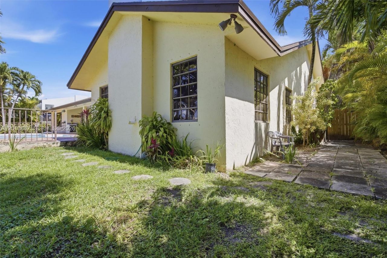 7200 N Oakmont Dr , Hialeah, FL 33015 Photo