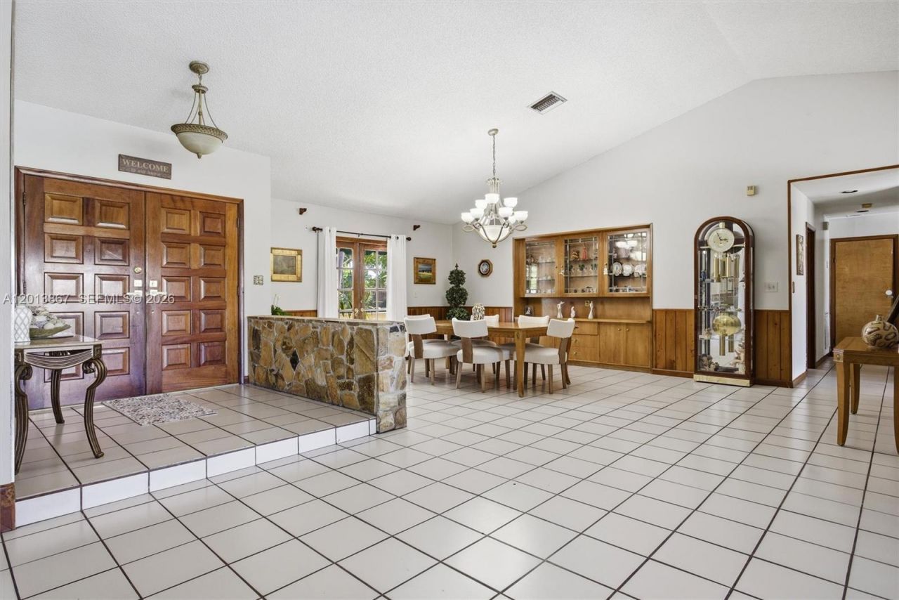 7200 N Oakmont Dr , Hialeah, FL 33015 Photo