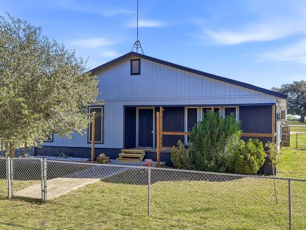 1037 county road 7711, Devine, TX 78016