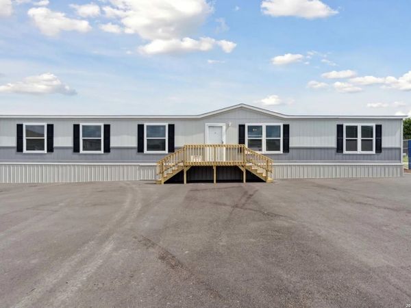 136 Parkview, Floresville, TX 78114