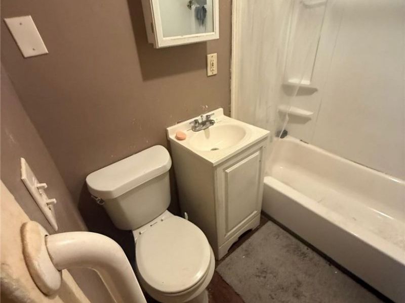 10210 Pierpont Avenue, Cleveland, OH 44108 Photo 4