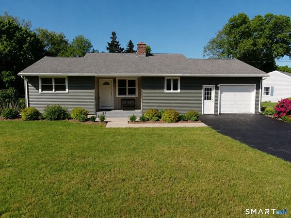 9 Miss Vans, Waterford, CT 06385