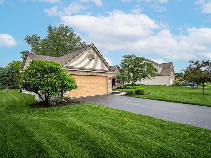 7192 Redwood Valley Court, Lewis Center, OH 43035 Photo 2
