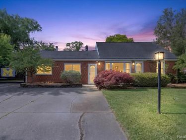 962 Sylvanwood Drive, Troy, MI 48085