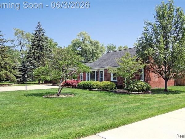 962 Sylvanwood Drive, Troy, MI 48085
