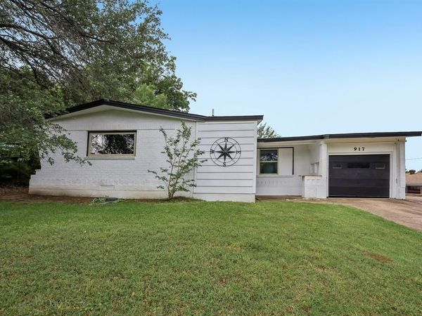 917 8th Street , Grand Prairie, TX 75050
