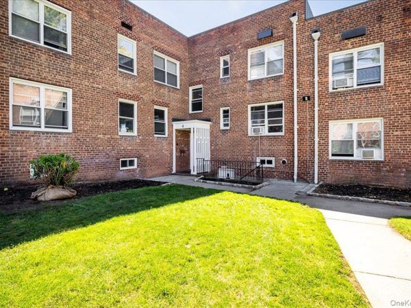 4 Edwards , Unit 2F, Roslyn Heights, NY 11577