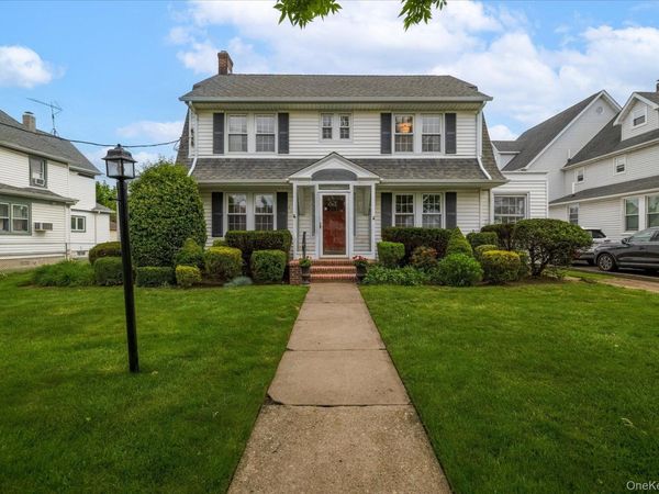 215 Lakeview Avenue , Rockville Centre, NY 11570