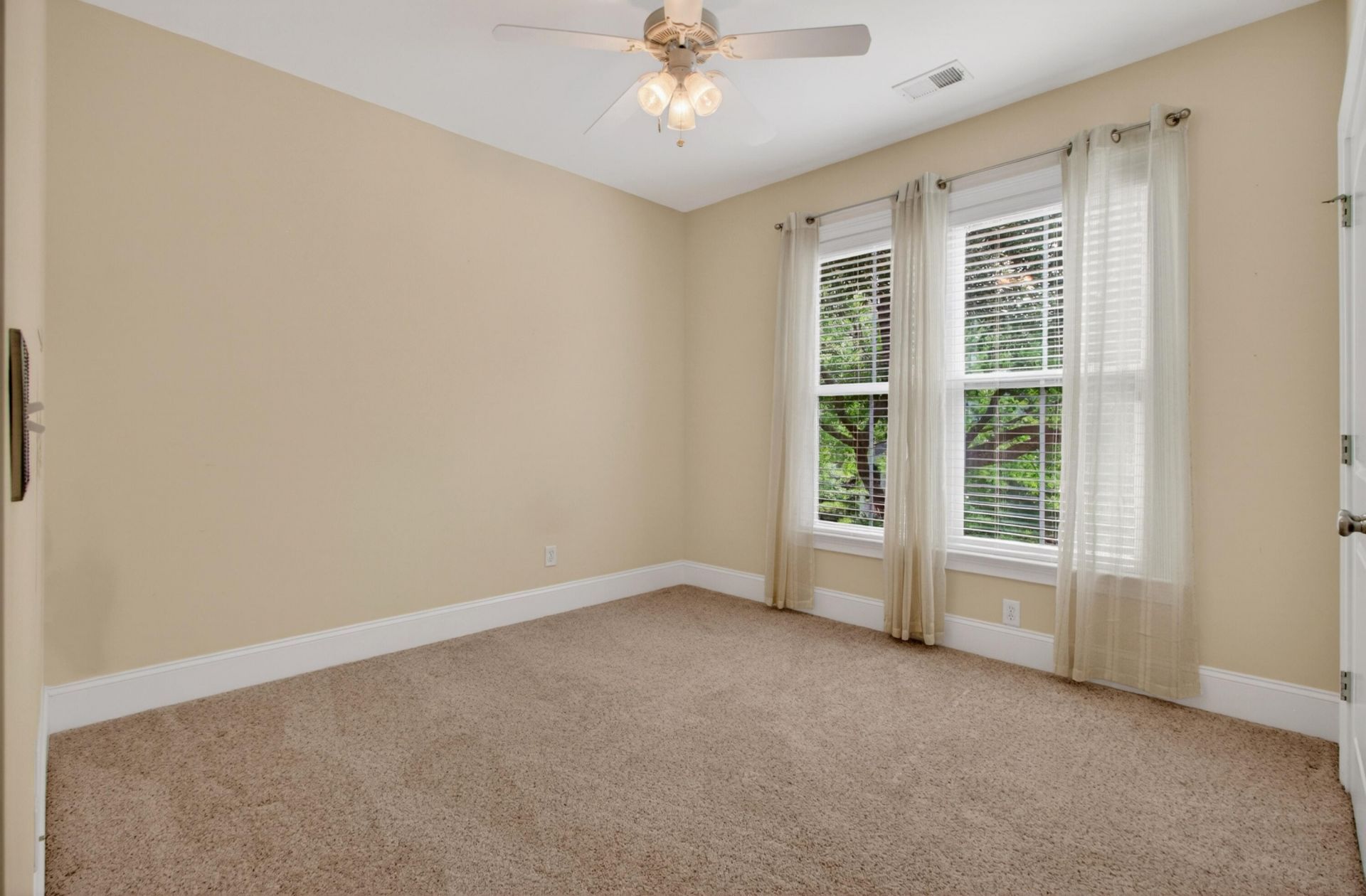 120 Westoe Street Photo 33