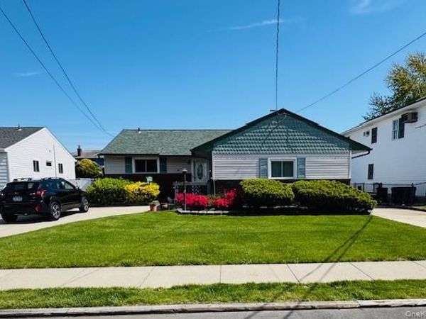 10 Schley Avenue, Lindenhurst, NY 11757
