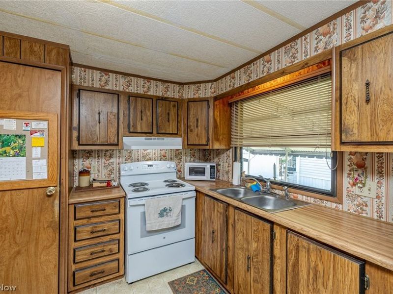 4 Overland Drive, Olmsted Township, OH 44138 Photo 7
