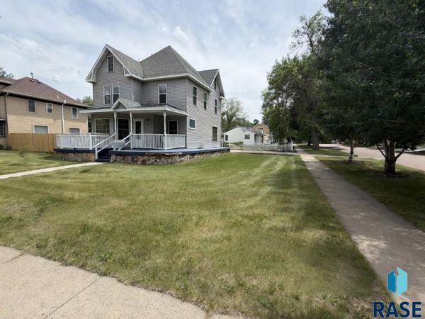 321 NW 4th St, Madison, SD 57042