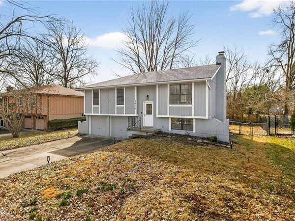 2916 Sweet Briar Drive, Independence, MO 64057