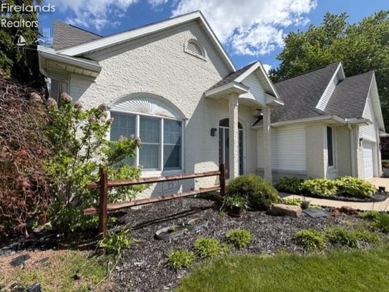 148 Springbrook Drive, Fremont, OH 43420 Photo 2